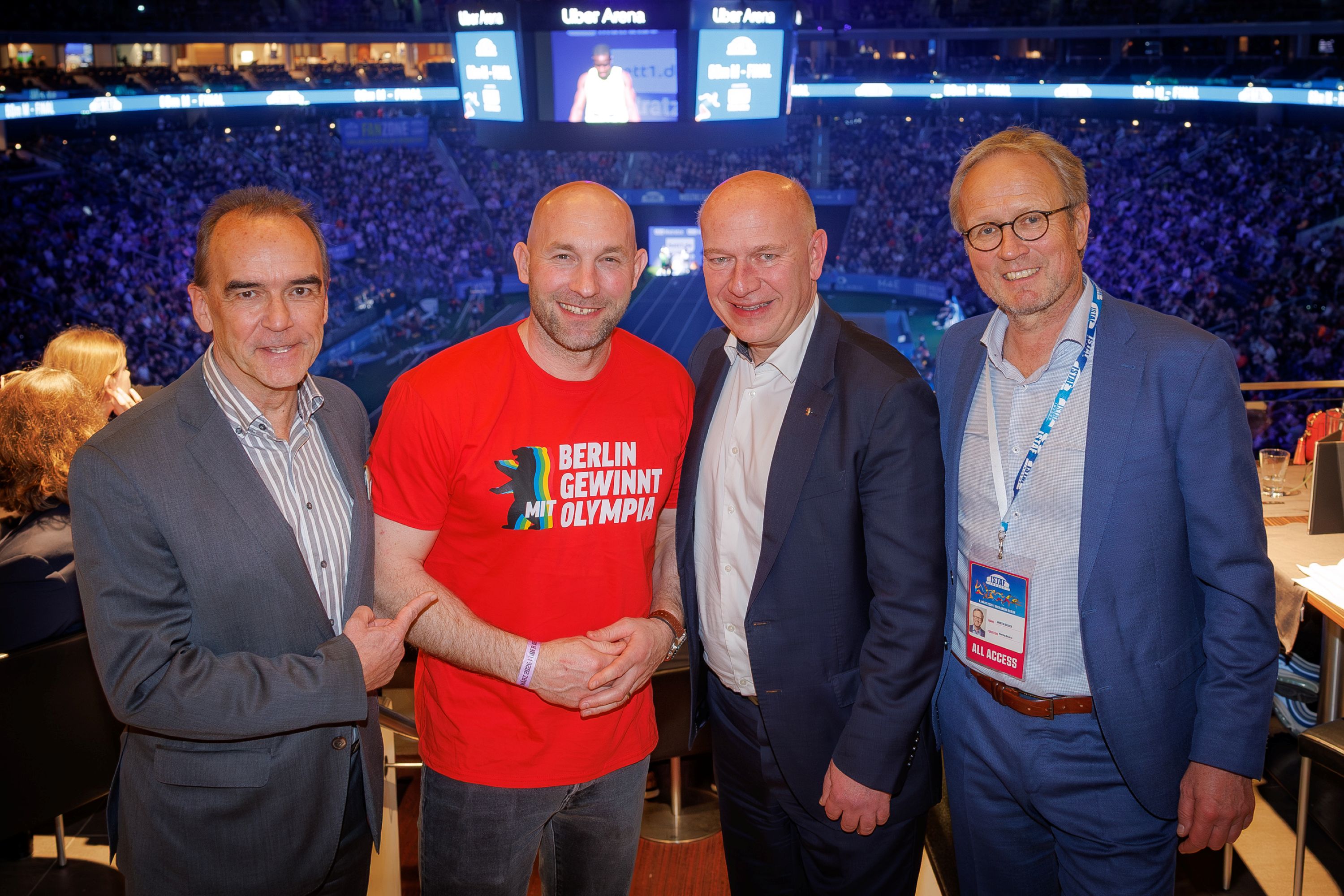 Starkes Signal für Olympia in Berlin: (v.l.) Gerhard Wilhelm, Ronald Rauhe, Berlins Regierender Bürgermeister Kai Wegner und ISTAF-Meetingdirektor Martin Seeber beim ISTAF Indoor 2026 | BERLINboxx